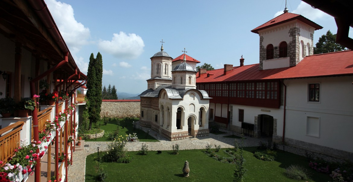 Biserica Sfintei Mănăstiri Arnota