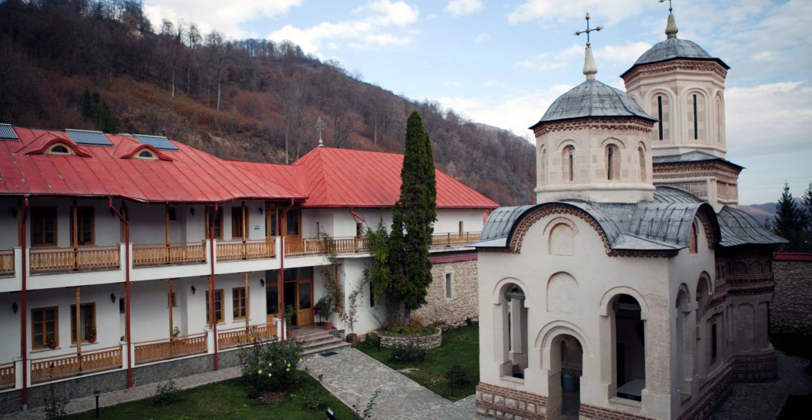 Biserica Sfintei Mănăstiri Arnota Biserica Sfintei Mănăstiri Arnota