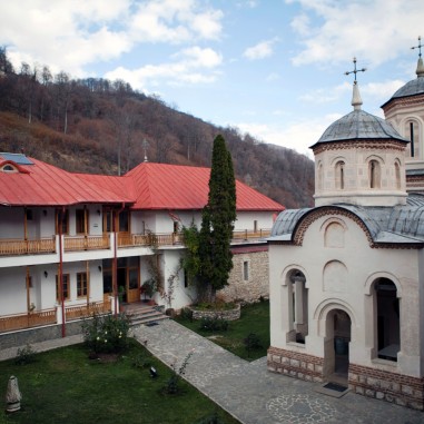 Biserica Sfintei Mănăstiri Arnota